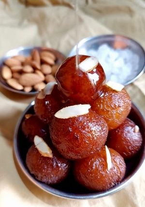 ગુલાબ જાંબુ (Gulab Jamun Recipe In Gujarati) રેસીપી મુખ્ય ફોટો