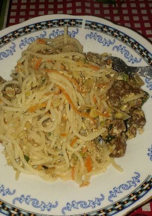 Una foto de Chop suey de carne con spaghettis