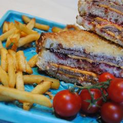A picture of Monte Cristo sandwich.