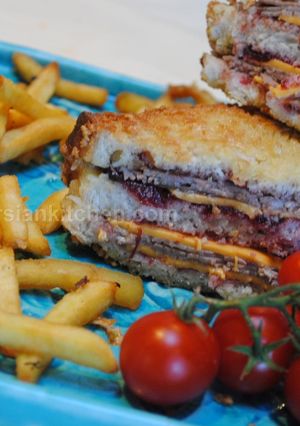 A picture of Monte Cristo sandwich.