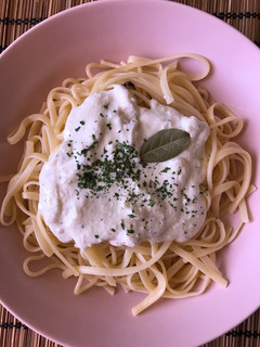 Una foto de Spaguettis con salsa de queso azul 🧀