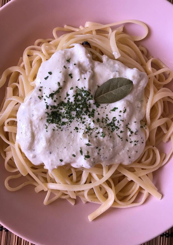 Una foto de Spaguettis con salsa de queso azul 🧀