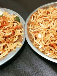 शेजवान पनीर नूडल्स (schezwan paneer noodles recipe in Hindi) रेसिपी मुख्य फोटो