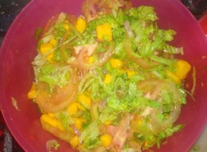 Una foto de Ensalada de verduras crudas con mango
