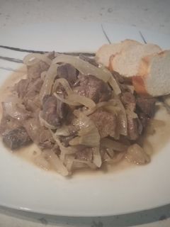Una foto de Hígado y pulmón de cerdo encebollado