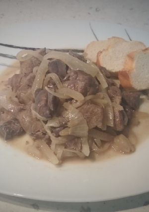 Una foto de Hígado y pulmón de cerdo encebollado