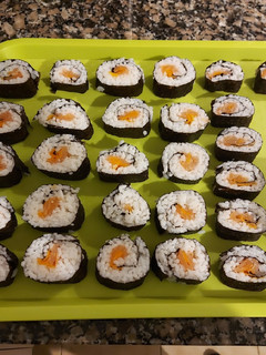Una foto de Sushi de salmón y zanahoria