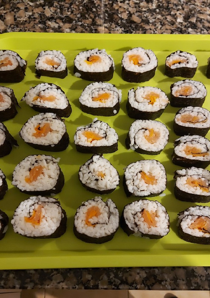 Una foto de Sushi de salmón y zanahoria