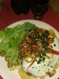 Una foto de Chivito canadiense al plato