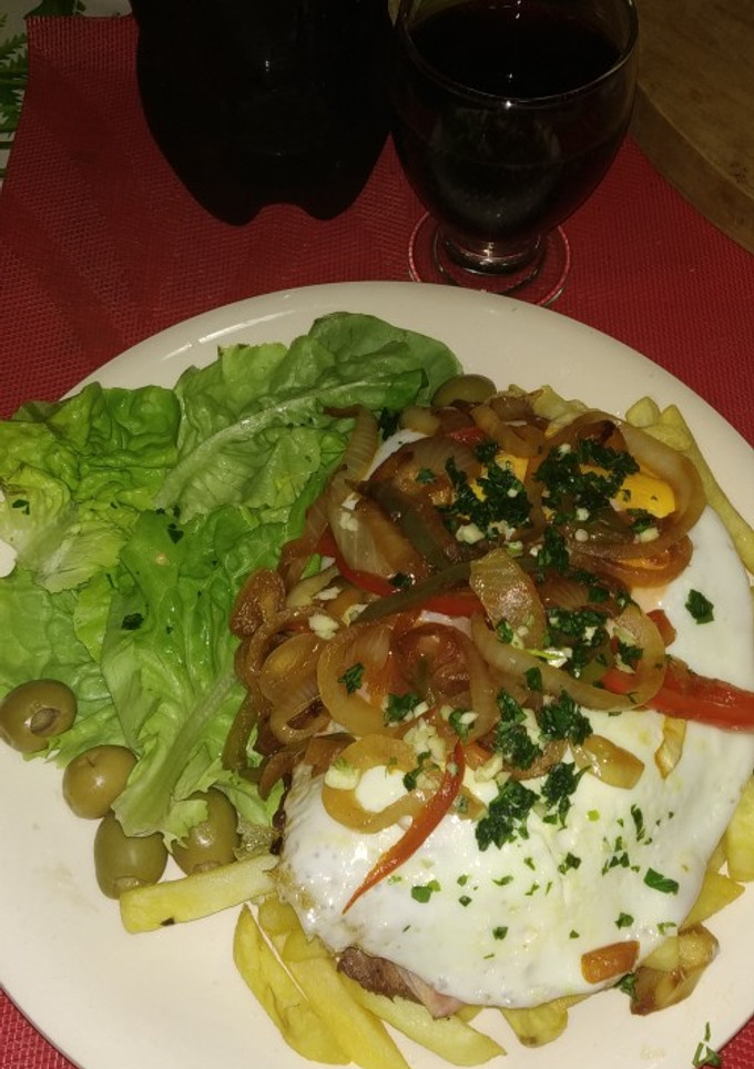 Una foto de Chivito canadiense al plato