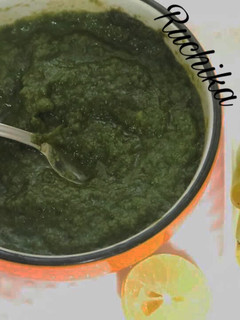 A picture of Pudina chutney with grapes.