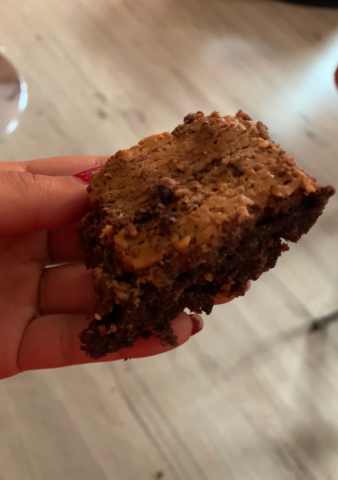 Una foto de Brownie con mantequilla de cacahuetes