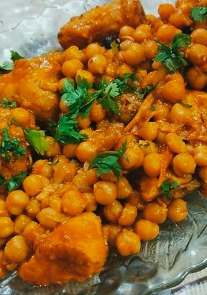 A picture of Chicken chana masala.