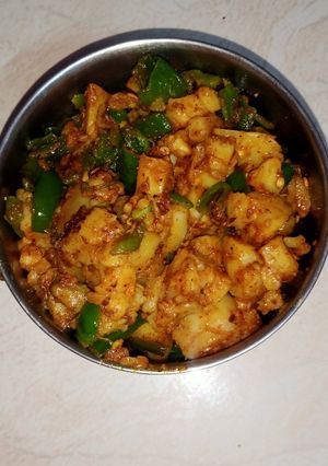 शिमला मिर्च आलू की सब्जी(shimla mirch aloo ki sabzi recipe in hindi) रेसिपी मुख्य फोटो
