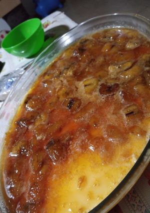 Una foto de Flan con caramelos y banana