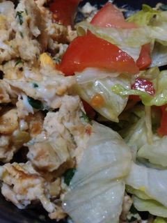 Una foto de Huevos revueltos con cebolla