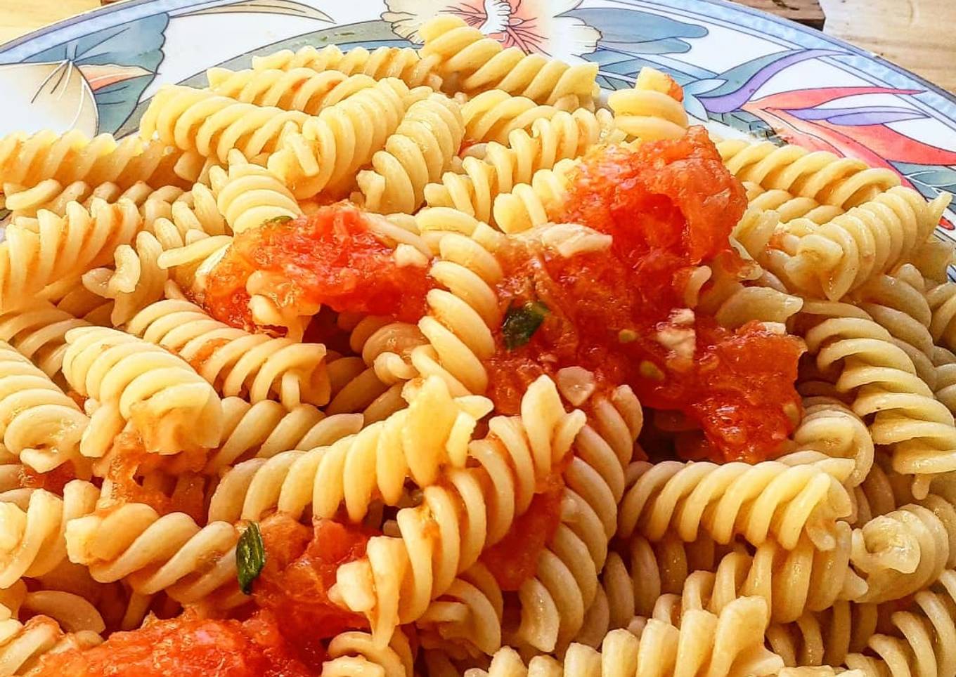 Fusilli à la sauce tomate semi-cru