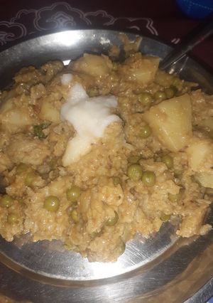 आलू मटर की खिचड़ी (aloo matar ki khichdi recipe in hindi) रेसिपी मुख्य फोटो
