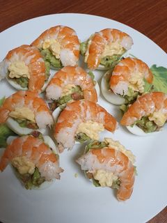 Una foto de Huevos rellenos de guacamole