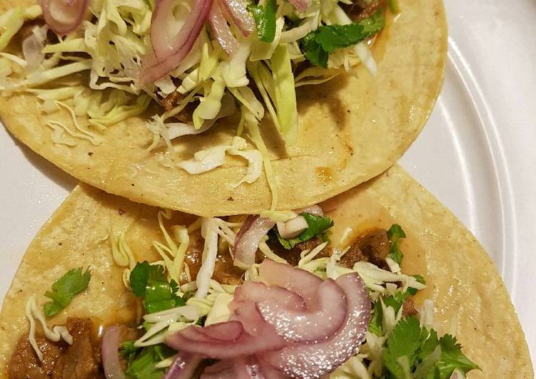 Tacos de carne con jugo