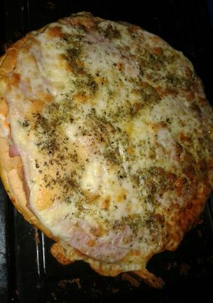 Una foto de Pizza de jamón y queso