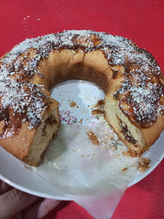 Una foto de Budín de harina y coco rallado. Relleno de dulce de leche