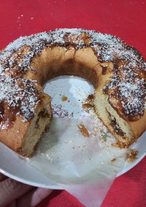 Una foto de Budín de harina y coco rallado. Relleno de dulce de leche