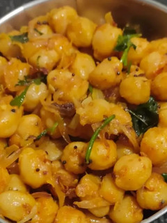 வெள்ளை சென்னா சுண்டல்(white chana sundal recipe in tamil) செய்முறை முக்கிய புகைப்படம்