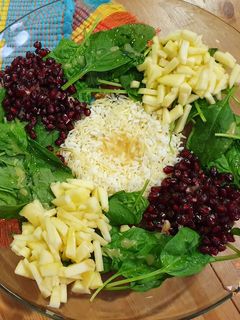 Una foto de *Ensalada de arroz con granada y manzana*