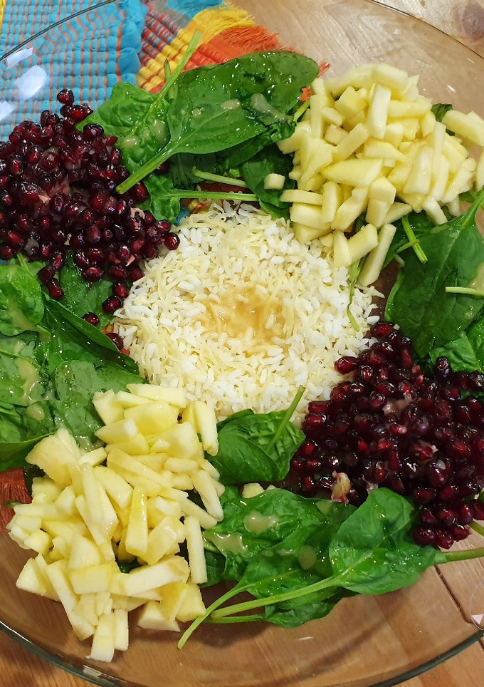 Una foto de *Ensalada de arroz con granada y manzana*