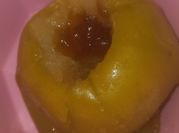Una foto de manzana asada al caramelo