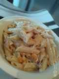 Pasta en salsa blanca con tocinetas y maíz