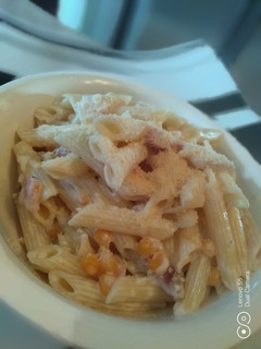 Una foto de Pasta en salsa blanca con tocinetas y maíz