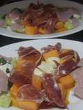 Melón y pepino con dos jamones