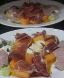 Melón y pepino con dos jamones