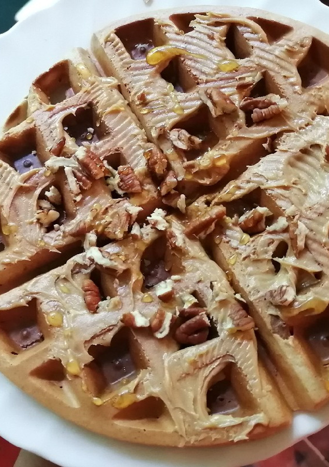 Una foto de Waffles con crema de cacahuate, nuez y miel