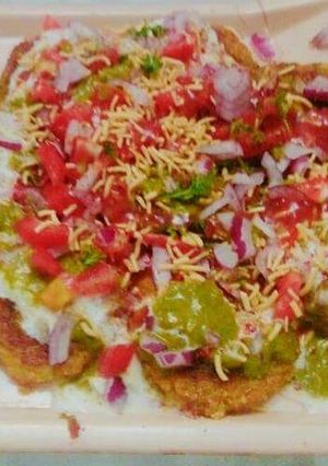A picture of Aloo tikki chaat.