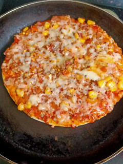 पिज़्ज़ा (Pizza recipe in hindi) रेसिपी मुख्य फोटो