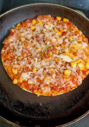 पिज़्ज़ा (Pizza recipe in hindi) रेसिपी मुख्य फोटो