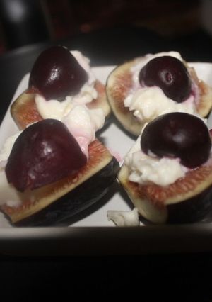 Foto principal de Higos con queso y cerezas
