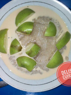A picture of Oats and apple slices.