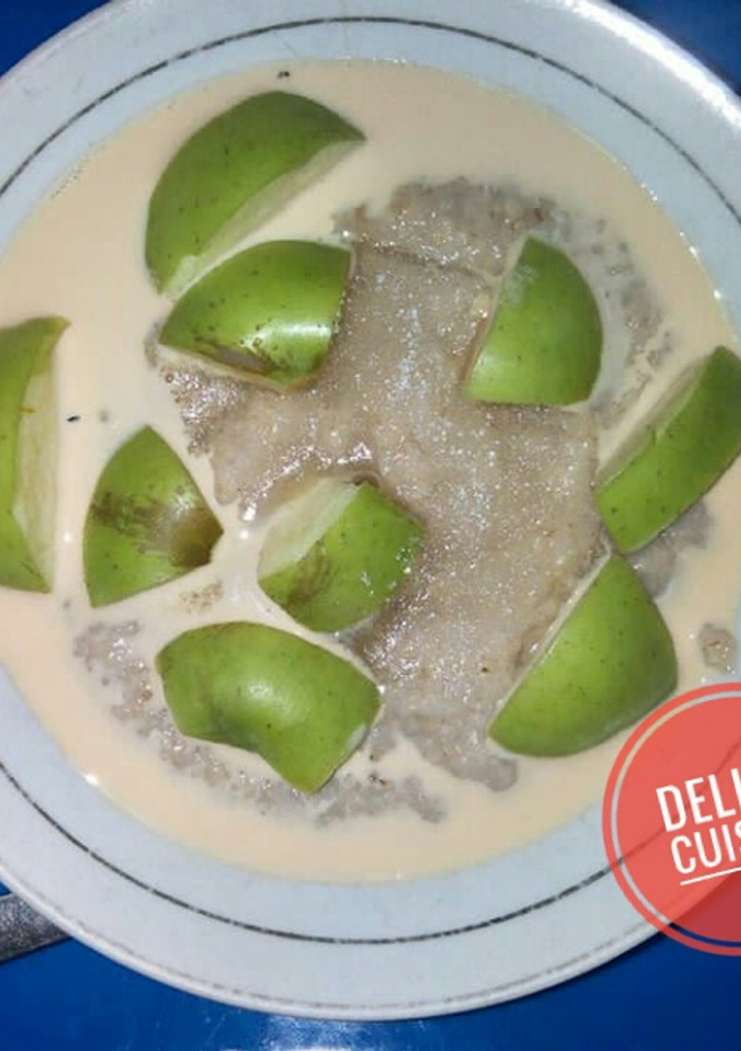 A picture of Oats and apple slices.