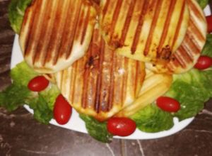 صورة لوصفة بطبوط محشو ومطهو في آلة البانيني كيوجد بسرعة 😋😋😋😋