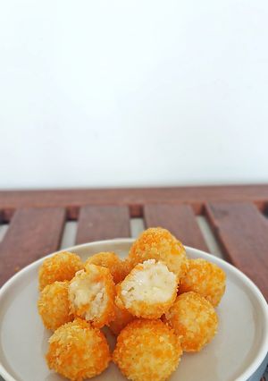 Foto resep Bola Nasi isi Keju Moza