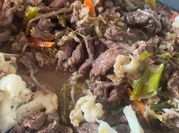 Una foto de arroz chaufa con vegetales