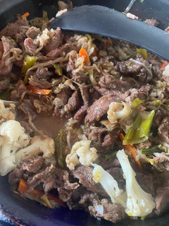 Una foto de Chapsui de carne y arroz chaufa 🥢🍜🥡