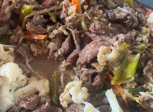 Una foto de Chapsui de carne y arroz chaufa 🥢🍜🥡