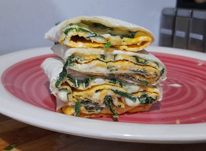 Una foto de Wrap de omelette de Espinaca
