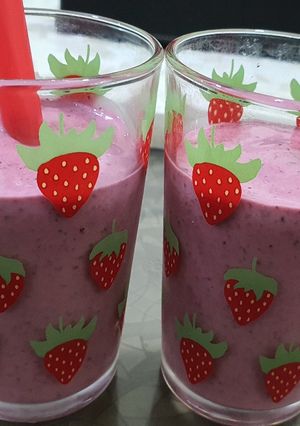 صورة لوصفة عصير سموذي بالتوت المشكل 😍🍒🍓🍇