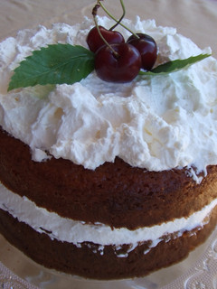 Una foto de Torta manjar de frutos rojos y chocolate